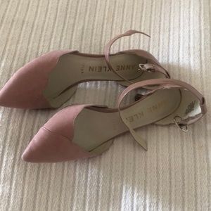 Woman’s Anne Klein Akfonda closed toe spring  mauve heel pumps